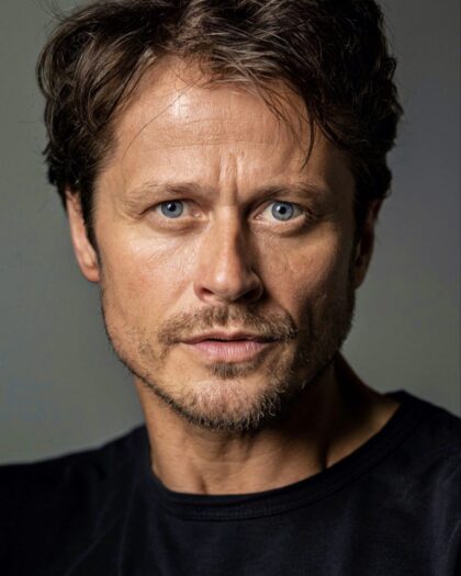 Roman Knižka liest Texte aus der Endphase der Weimarer Republik im Literaturkonzert „Deutschland, siehst du das nicht?“ © Tom Solo